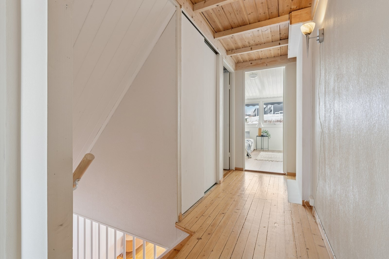 Familievennlig planløsning over 3 plan, hvorav 3 av soverommene og 1 av badene er samlet i 2. etasje. Galleribilde