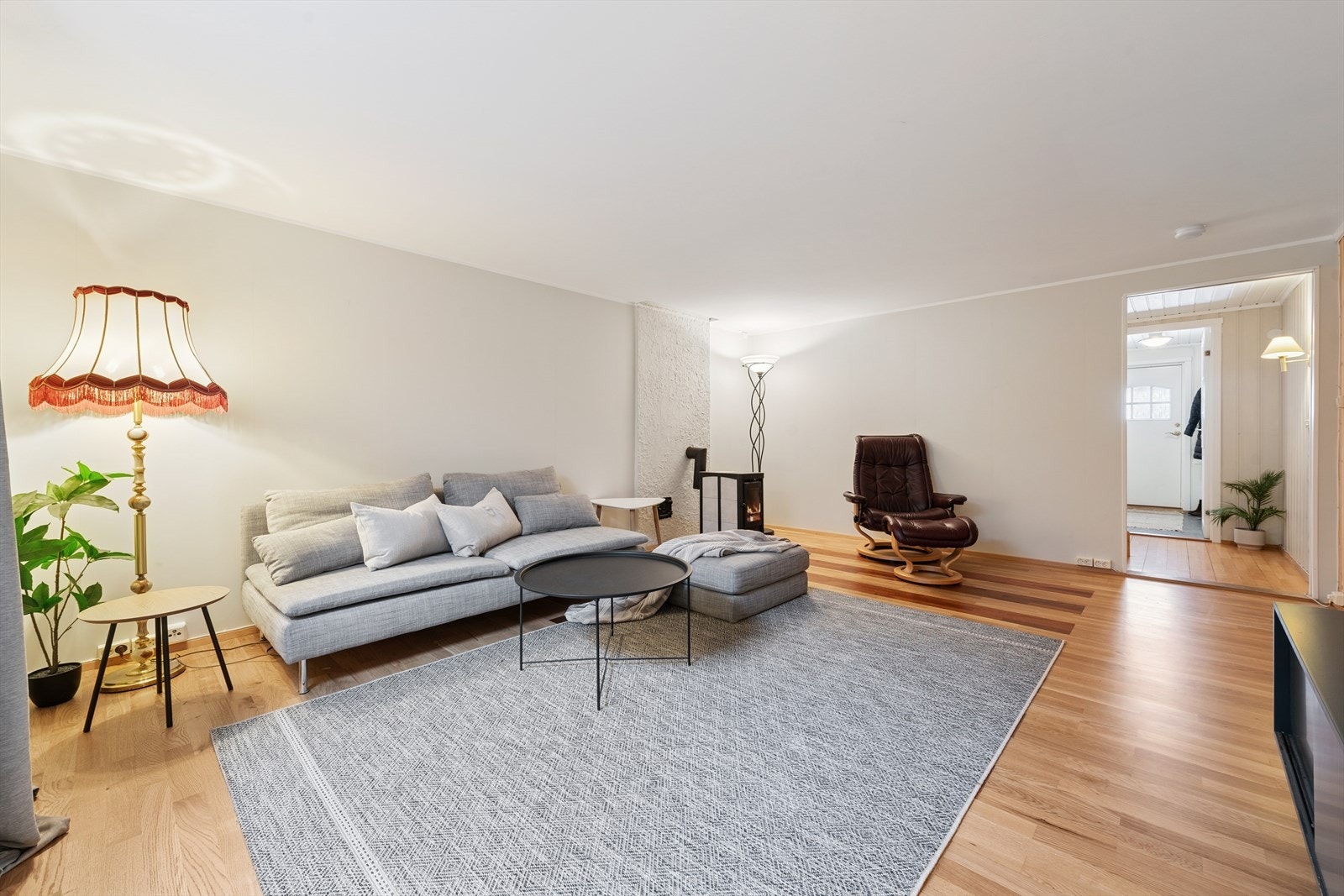 Her er det plass for stor sofaløsning, tv/mediastasjon og tilhørende møblement. Peisovnen varmer godt kaldere høst- og vinterdager. Galleribilde