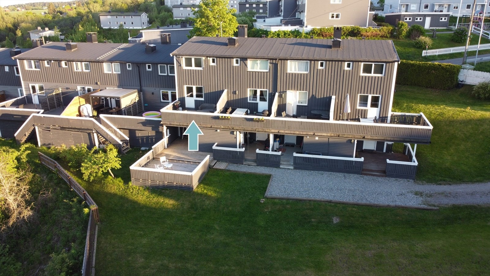 Boligen er del av Bråten II Boligsameie, som ligger svært barnevennlig plassert i Fjerdingby med nærhet til det meste av servicetilbud man behøver i hverdagen. (Privat sommerbilde) Galleribilde