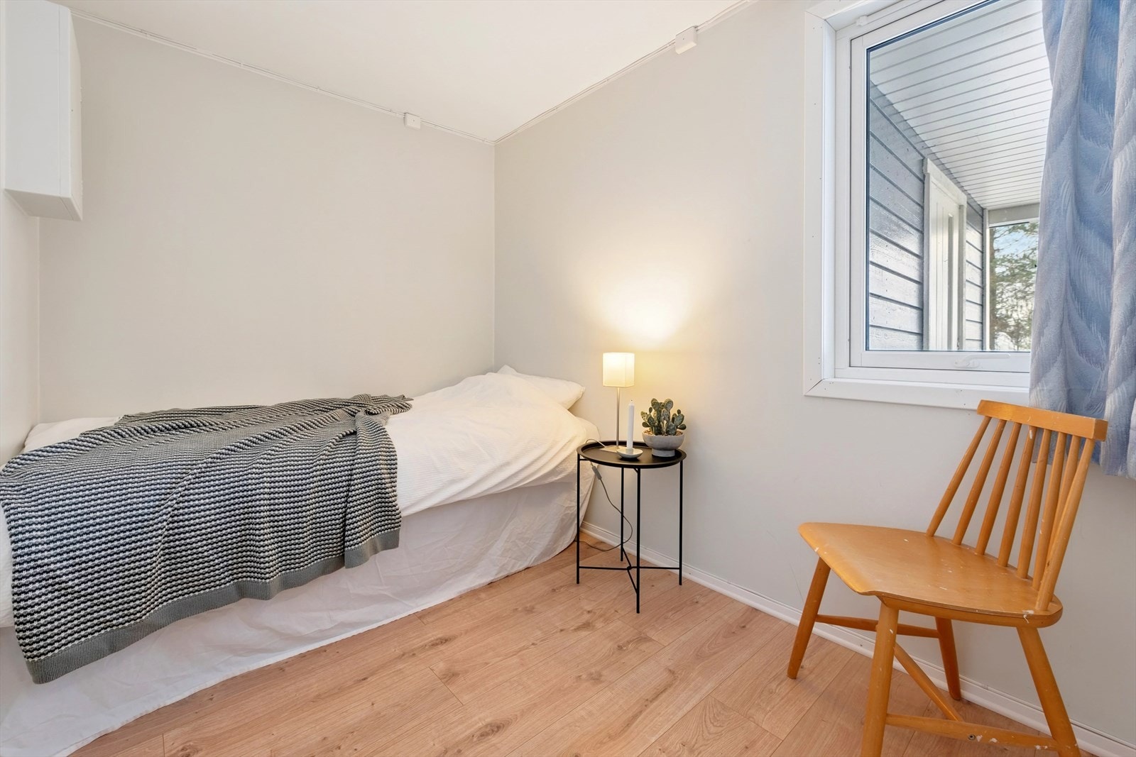 Boligen har 4 soverom, hvorav det ene har inngang fra entreen. Her er det plass til seng og skrivebord, eller annet oppbevaringsmøblement. Galleribilde