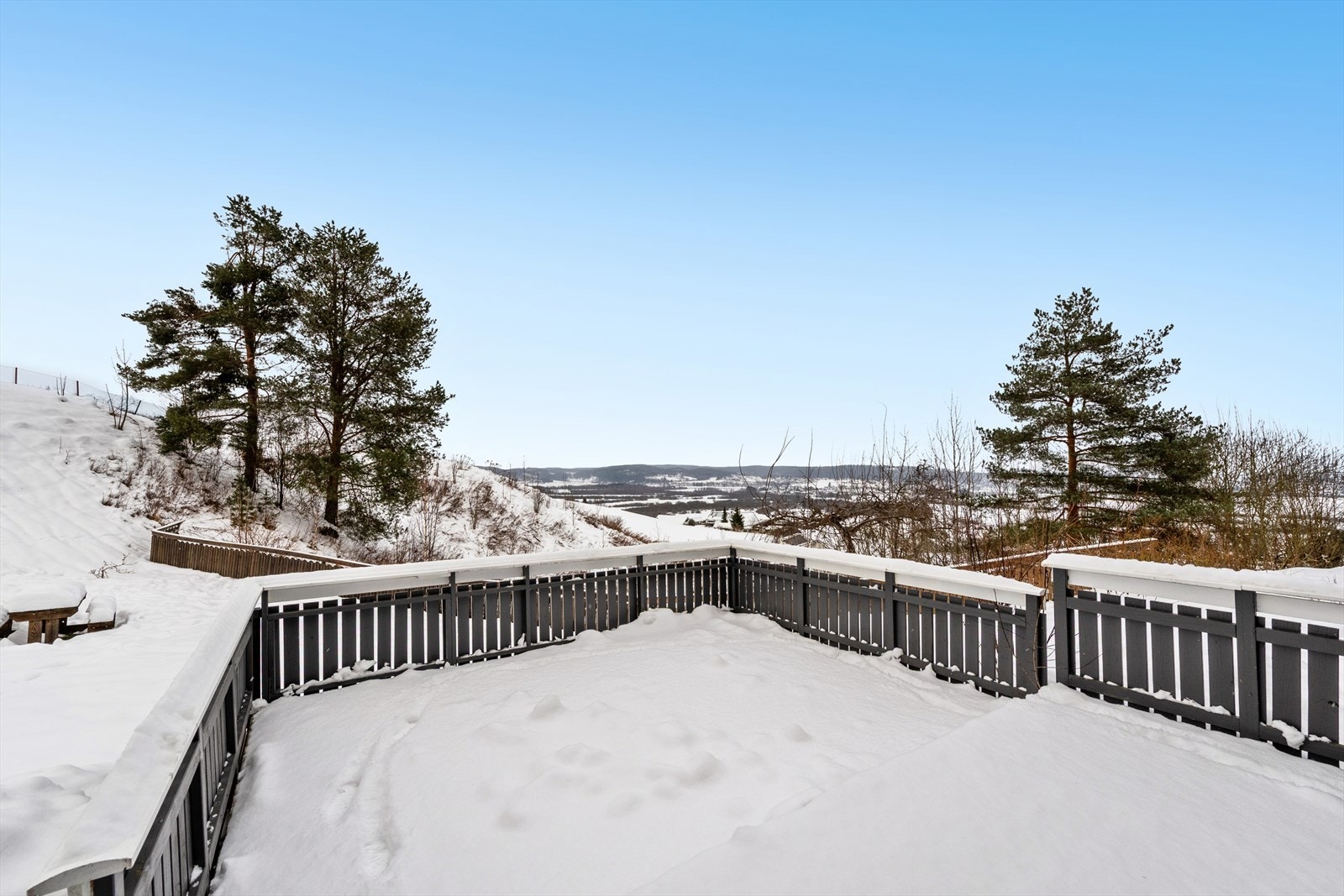 Inngangsparti og stor terrasse. Her er det plassmuligheter for hyggelige sittegrupper hvor dere kan være i nærheten mens barna leker på plenen ute. Galleribilde