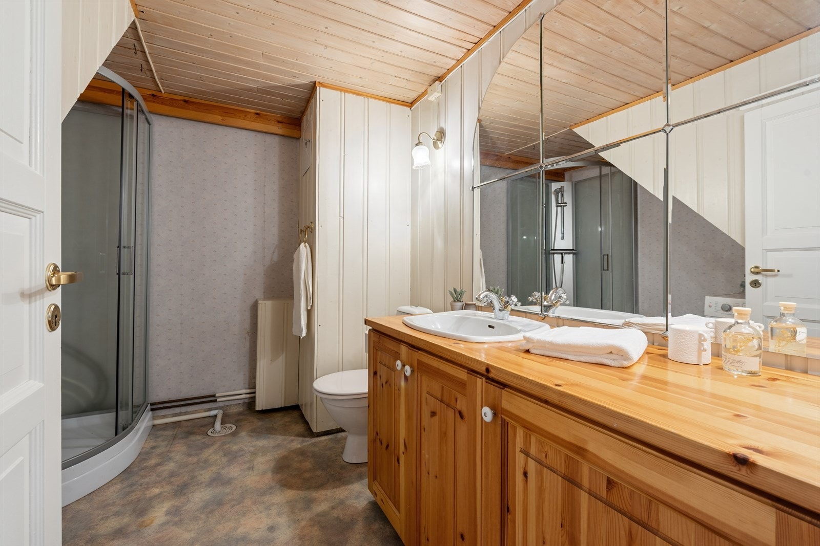 Det er opplegg og plass for vaskemaskin. Her er også husets varmtvannstank på ca. 300 liter plassert. Galleribilde