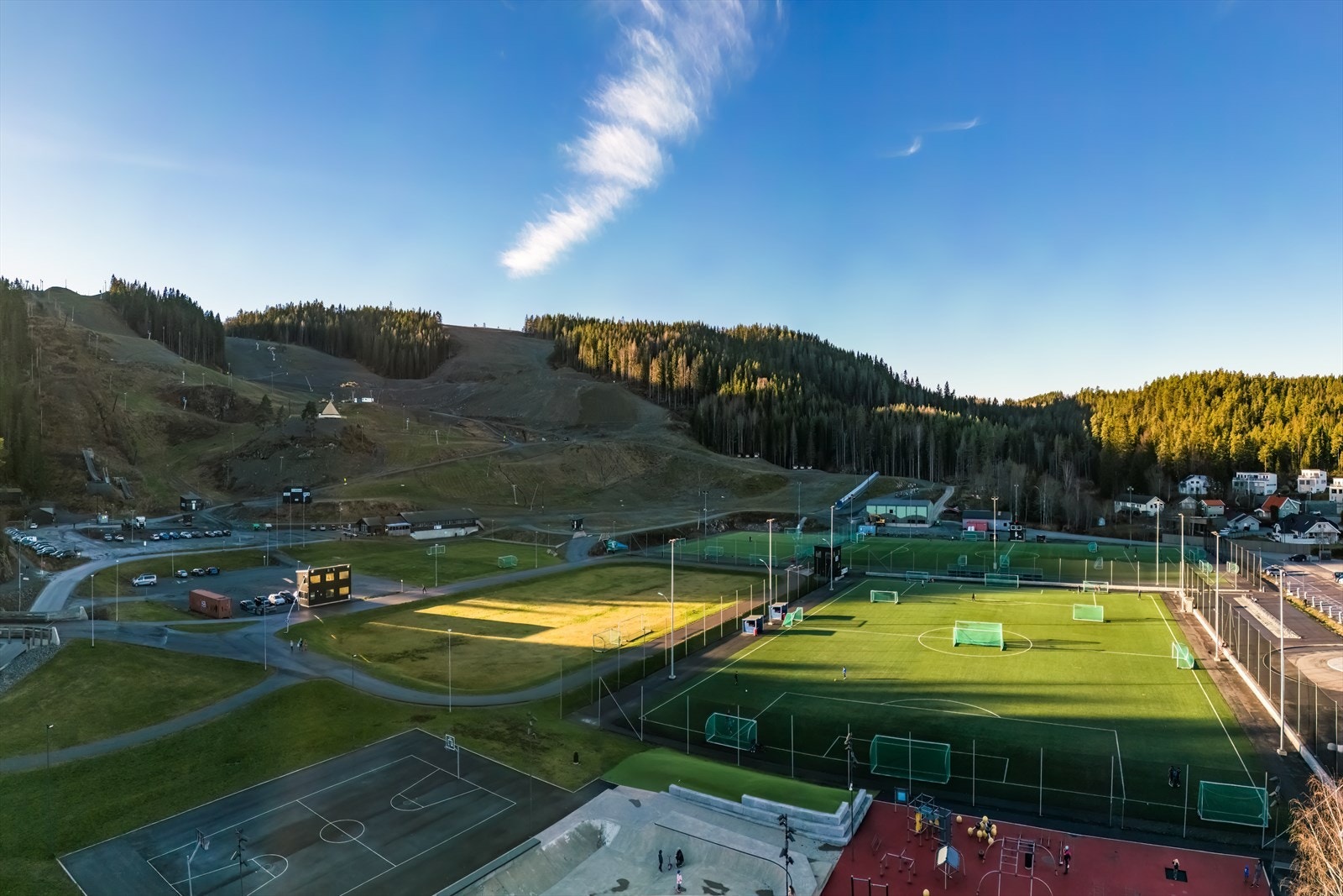 Marikollen ski- og idrettspark ligger i Fjerdingby i Rælingen og er et allsidig helårsanlegg som kombinerer alpint, hopp, langrenn, rulleski og flere aktiviteter for både barn og voksne. Galleribilde