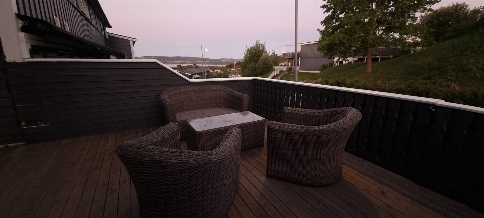 Uteplassen ved stuen - Privat bilde tatt om sommeren. Galleribilde