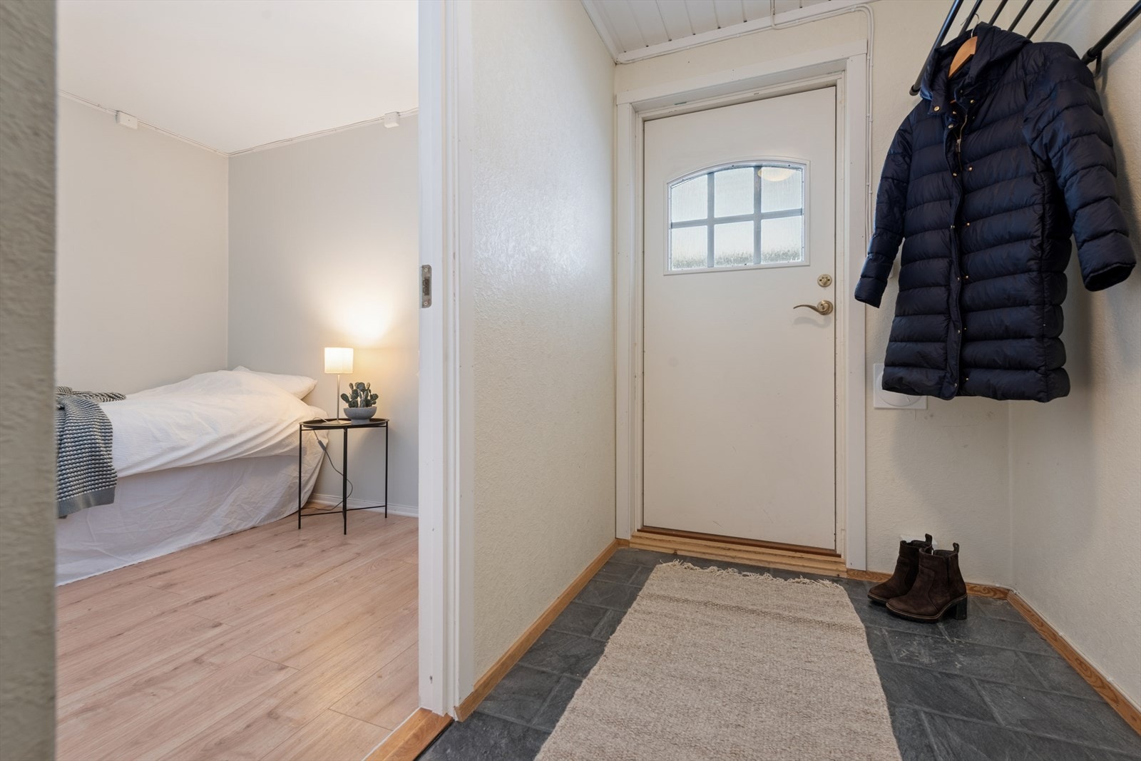 Romslig entre og trappehall hvor det er muligheter for å henge fra seg yttertøy og sette fra seg sko. Galleribilde