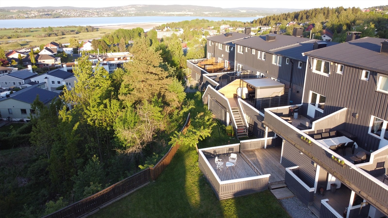 Rekkehuset går over 3 plan, har flott utsikt og 3 store terrasser. (Privat sommerbilde) Galleribilde