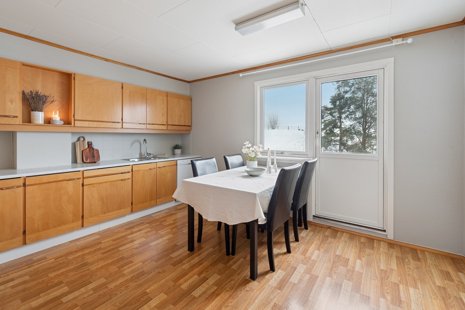 Et meget romslig kjøkken med god plass til spisebord hvor hyggelige måltider kan nytes i hverdagen. Galleribilde