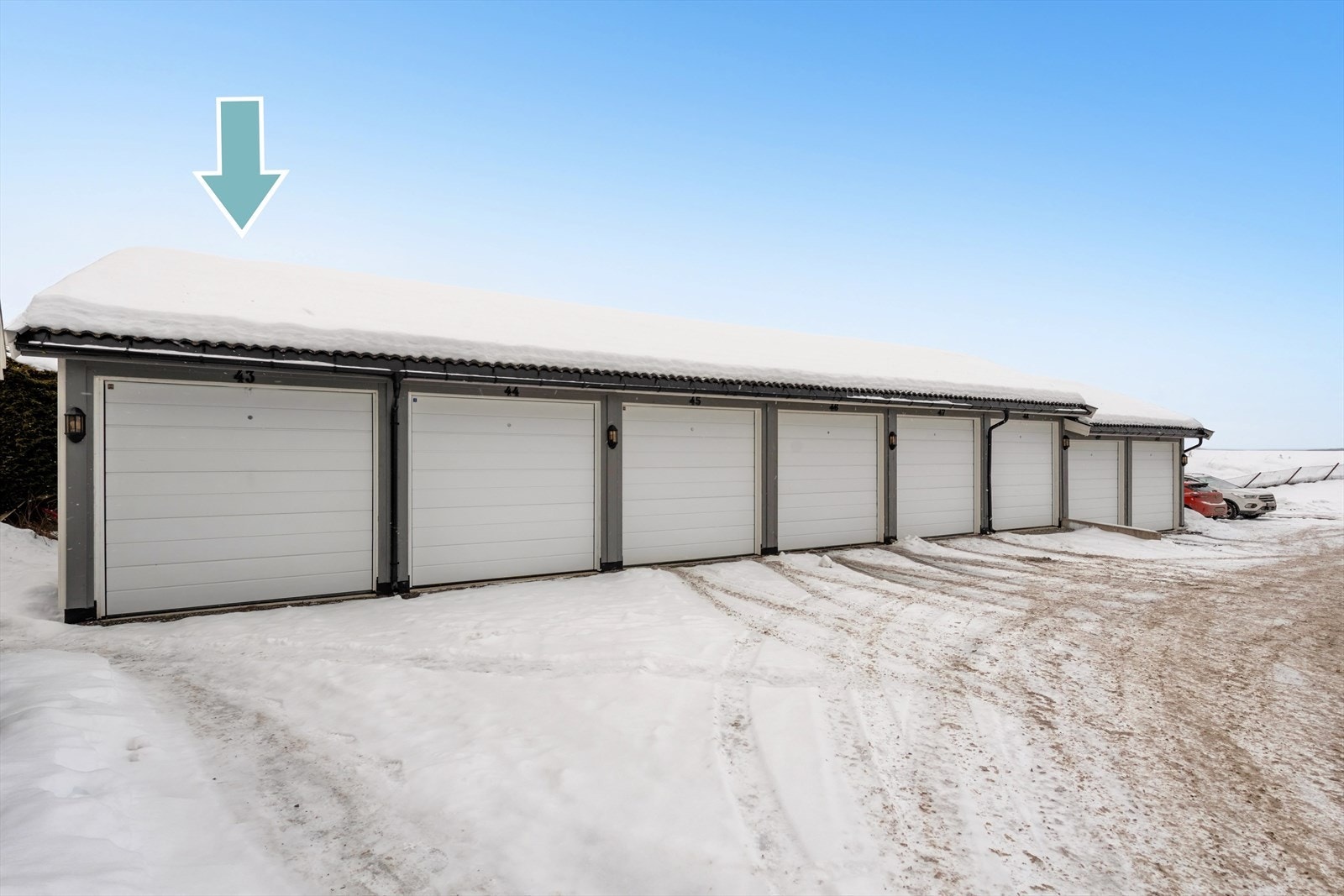 Garasje med elektrisk port i felles rekke rett ved. Galleribilde