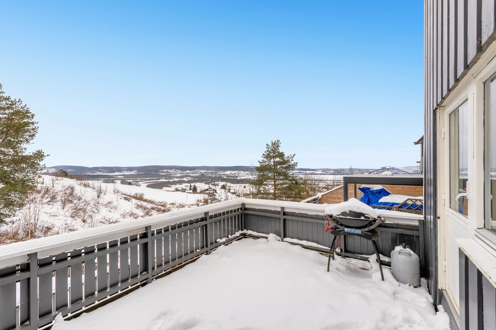 Fra kjøkkenet er det utgang til en nordvendt terrasse på 14 kvm med flott utsikt! Her er det plass til spisebord hvor middagen kan nytes ute i hyggelige omgivelser, varme sommerdager. Galleribilde