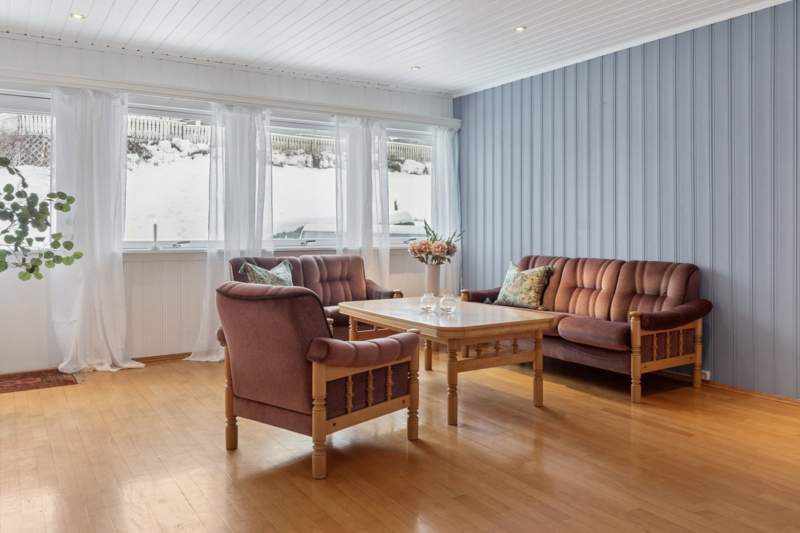 Stor og innbydende stue med flere gode møbleringsmuligheter. Galleribilde