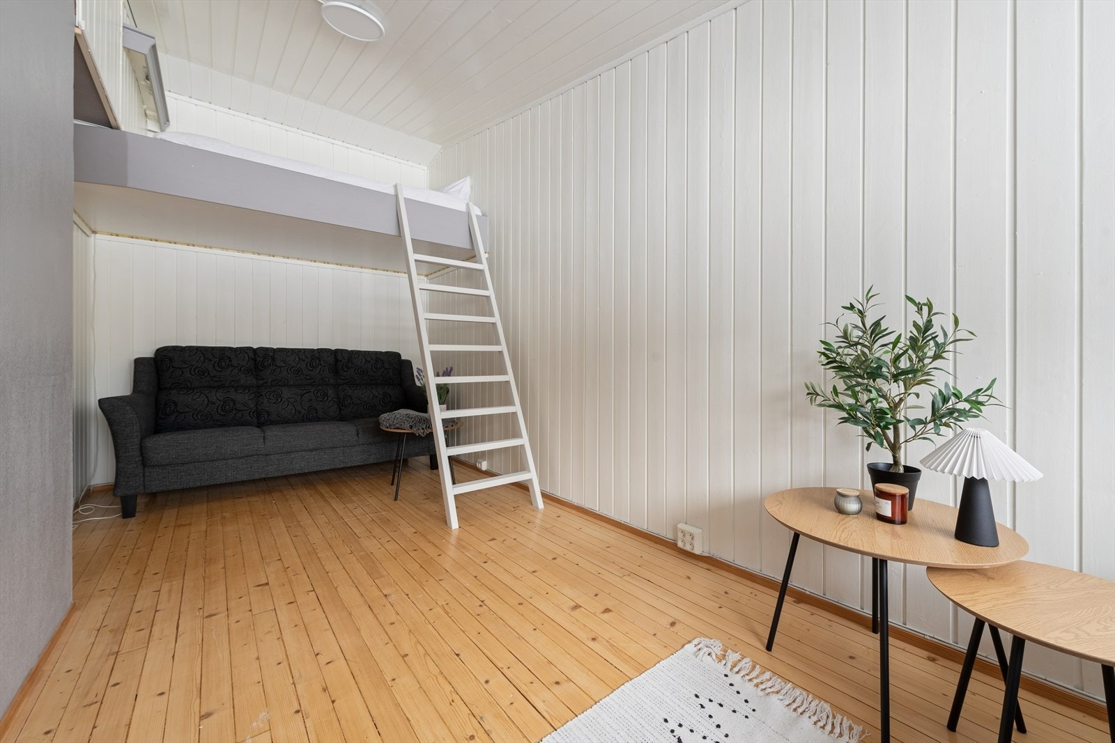 Det ene soverommet har hems som gir ekstra boltreplass eller mulighet for sovesofa under. Galleribilde