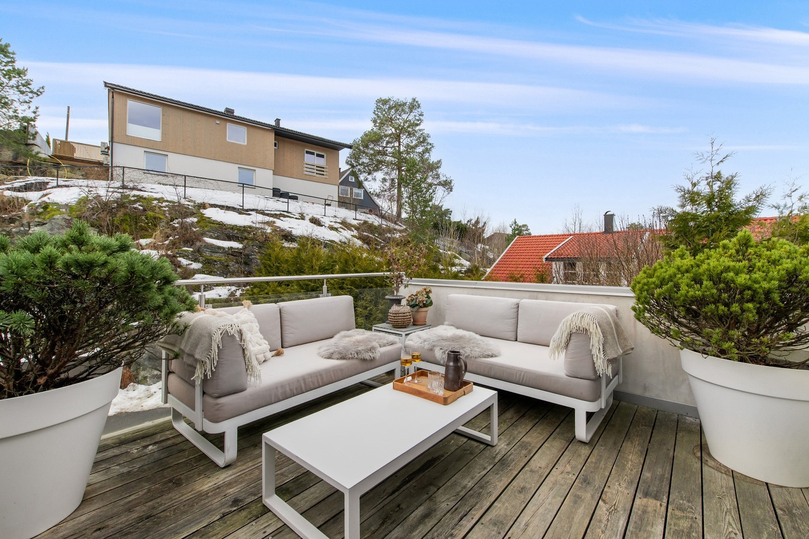 Terrassen er vendt mot syd- og vestlig himmelretning og har god plass til stor spisebordsgruppe og øvrig møblement. Galleribilde