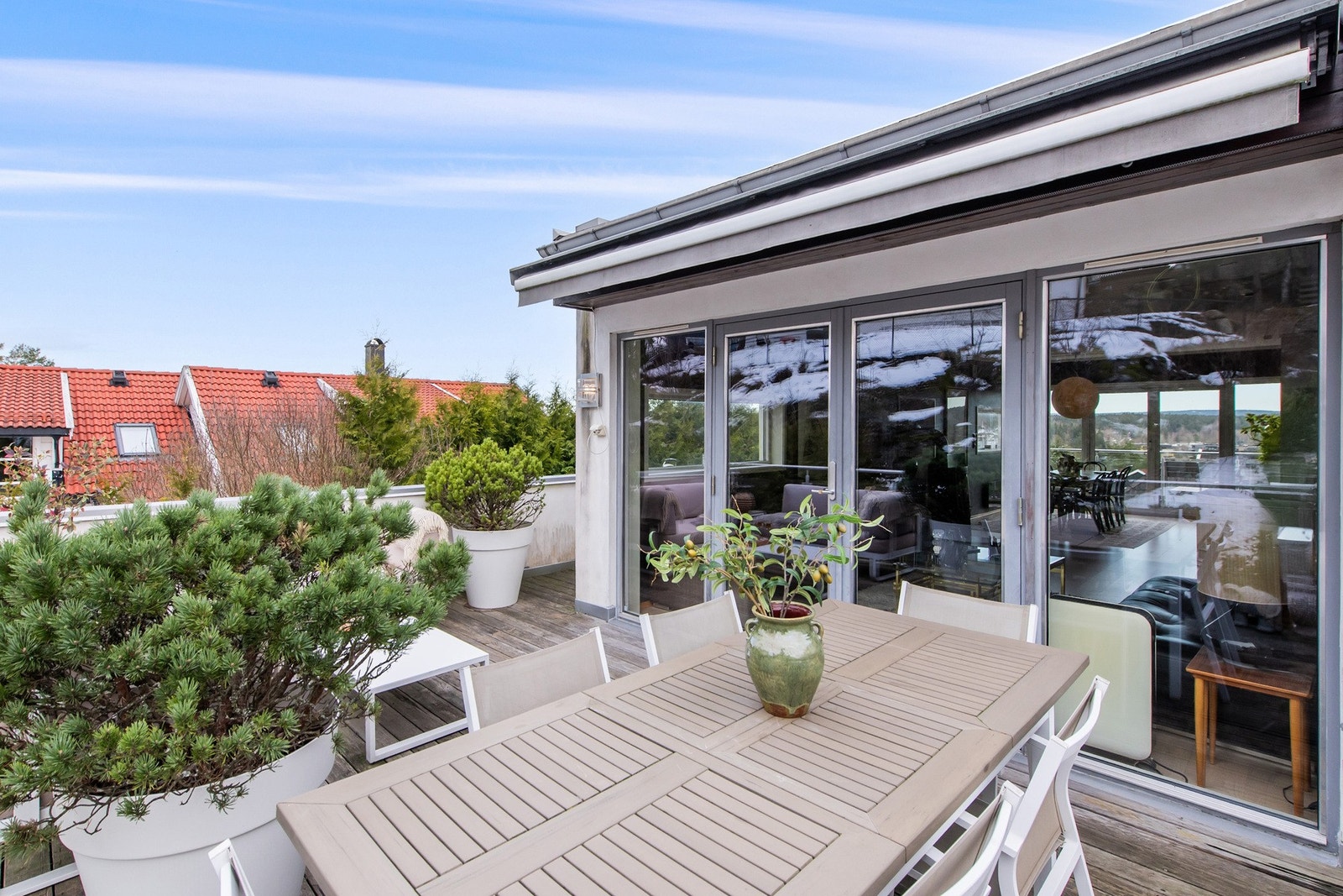 Vi i Lokalmegleren & Partners Follo presenterer dere for denne tiltalende vertikaldelte 2-mannsboligen i funkisinspirert stil Galleribilde