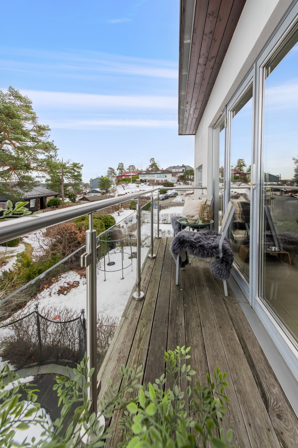 Balkongene er orientert mot nord- og øst-, og rommer plass til cafébord og liten sittegruppe i solveggen. Galleribilde