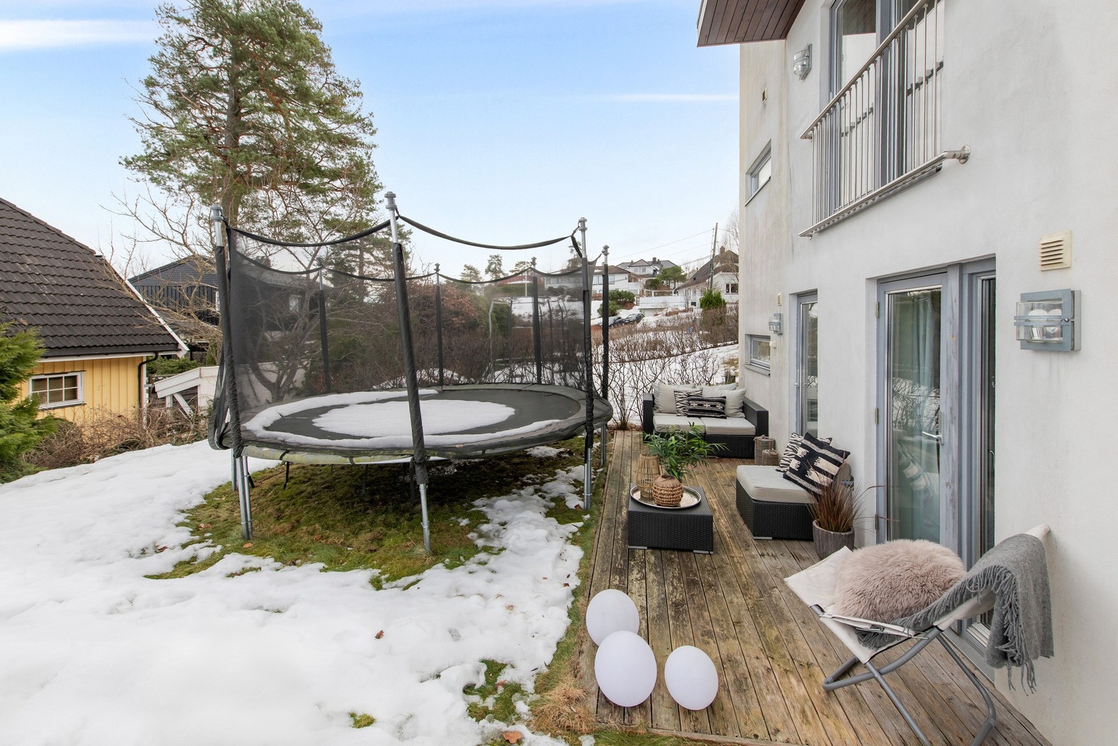 Foran stue i underetasje er det et hyggelig uteområde og privat hagedel Galleribilde