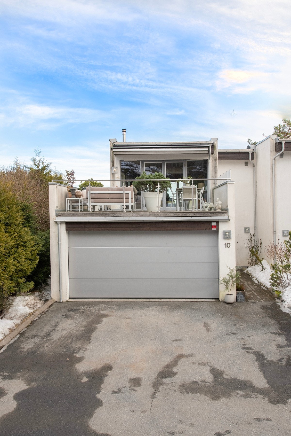 Dobbel garasje med dør på siden Galleribilde