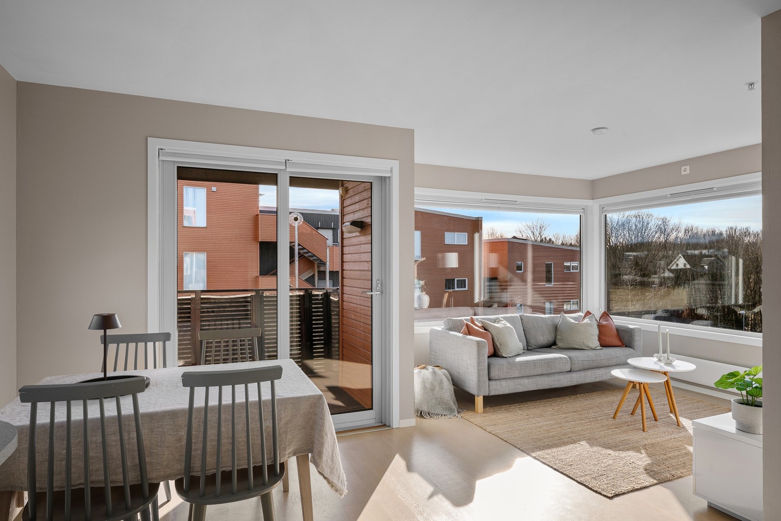 Stuen har direkte utgang til en sørvendt balkong Galleribilde