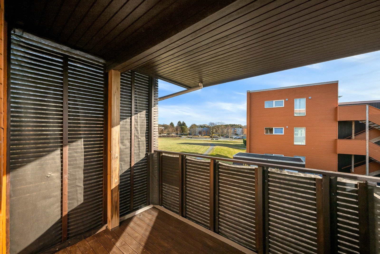 Overbygget balkong med god plass til utemøbler og fine muligheter for hyggelige uteopphold Galleribilde