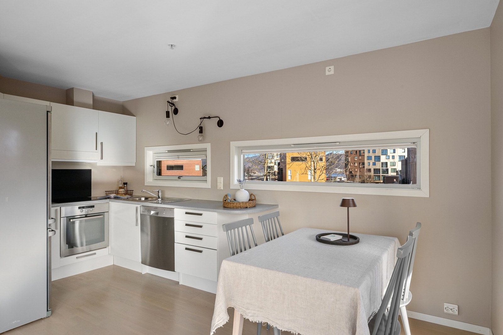 Pent kjøkken med rikelig skap- og benkeplass, som gir gode arbeidsforhold Galleribilde