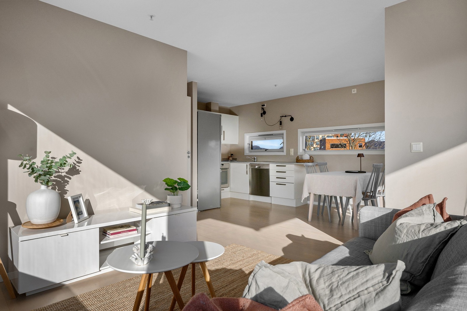 Stue og kjøkken i åpen løsning med god plass til både sofa- og spisegruppe Galleribilde