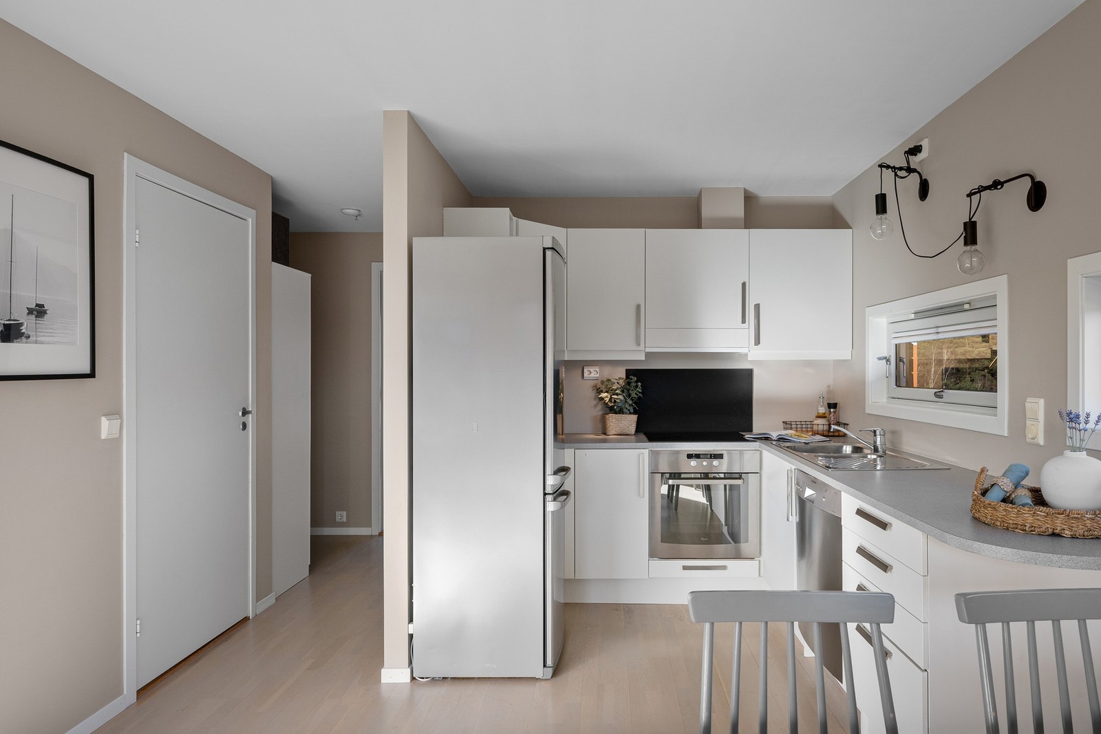 Kjøkkenet leveres med integrerte/frittstående hvitevarer som medfølger i handelen Galleribilde