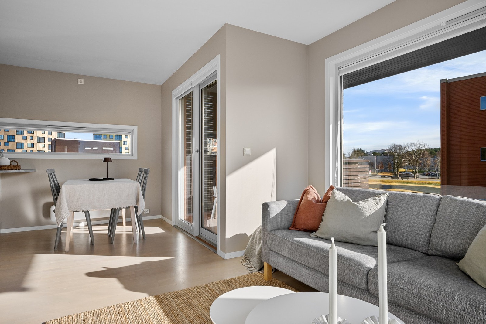 Leiligheten har store vindusflater som gir rikelig med naturlig lys og en lys og behagelig romfølelse Galleribilde