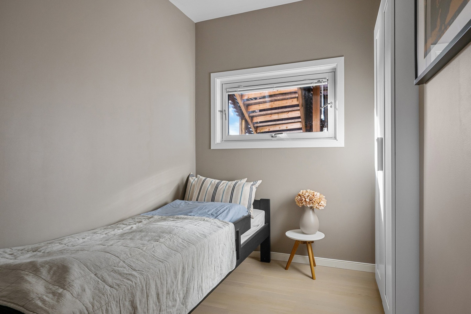 Lyst og innbydende soverom 2 Galleribilde