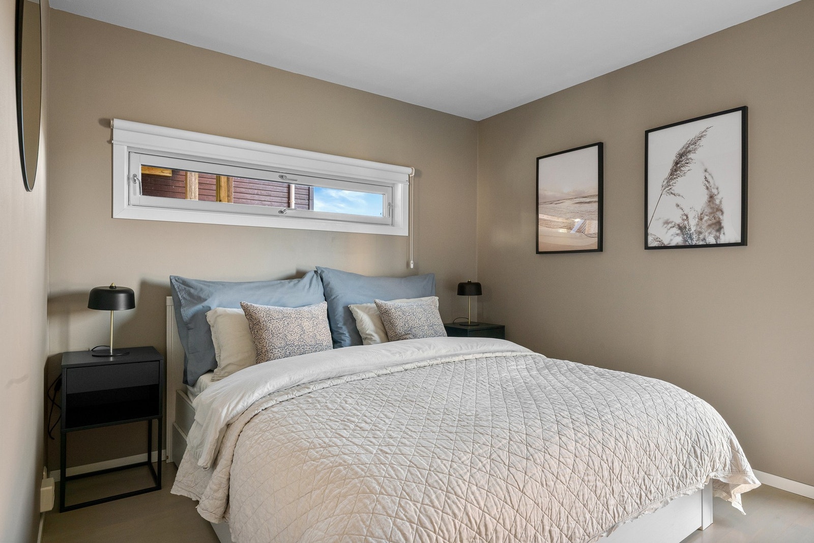 Romslig og godt hovedsoverom med garderobeløsning Galleribilde