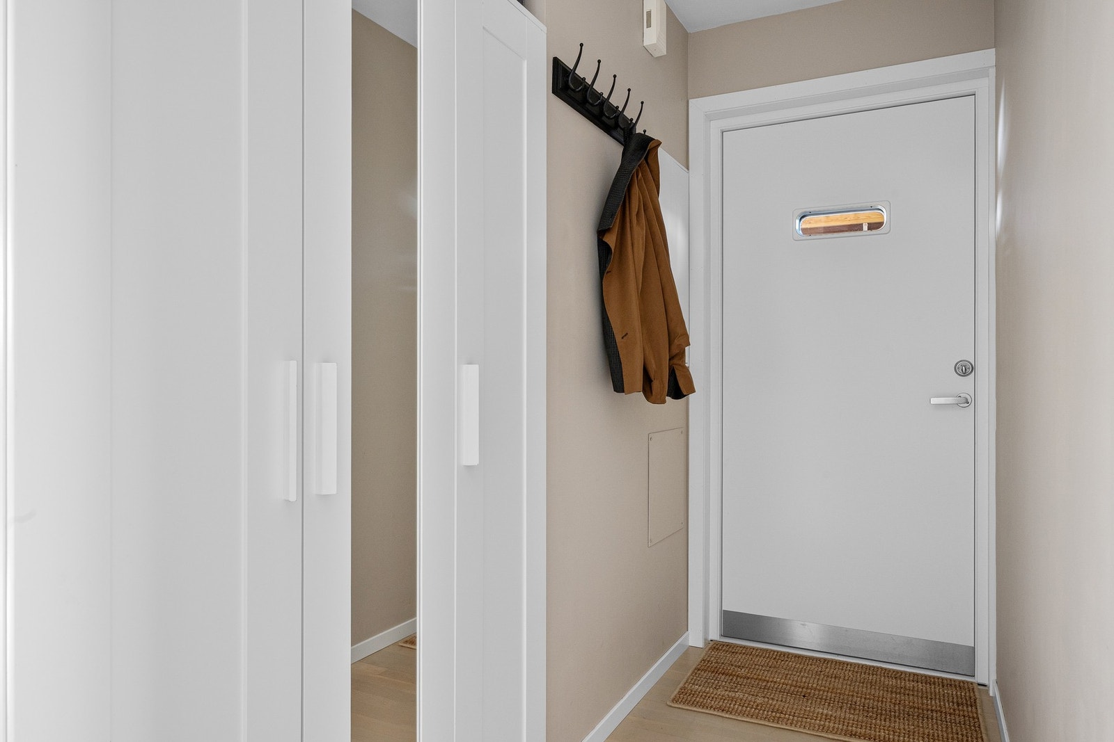 Innbydende entré/gang med god plass til yttertøy og praktisk garderobeløsning Galleribilde