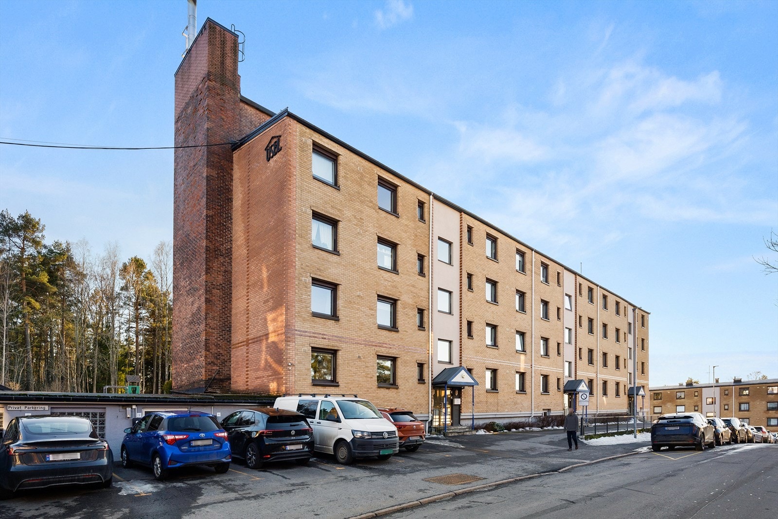 Det følger ikke med parkeringsplass til boligen. Se punktet "parkering" for mer informasjon. Galleribilde