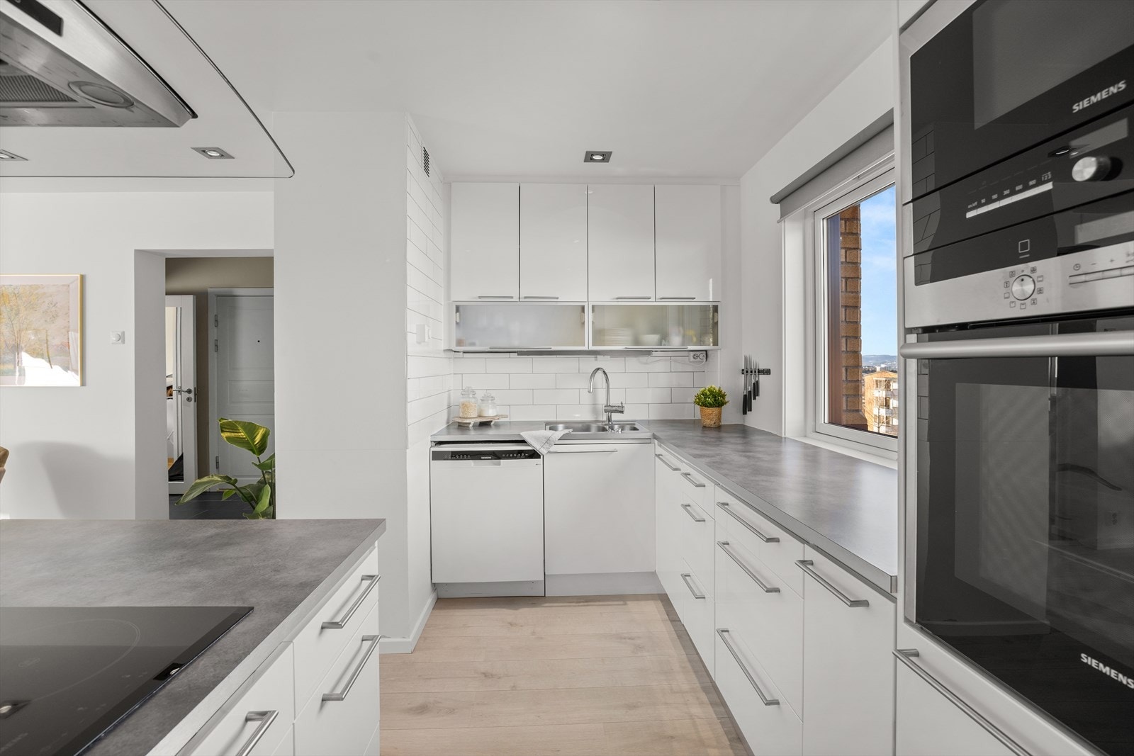 Av integrerte hvitevarer finnes platetopp, stekeovn, mikrobølgeovn og kjøleskap. Galleribilde