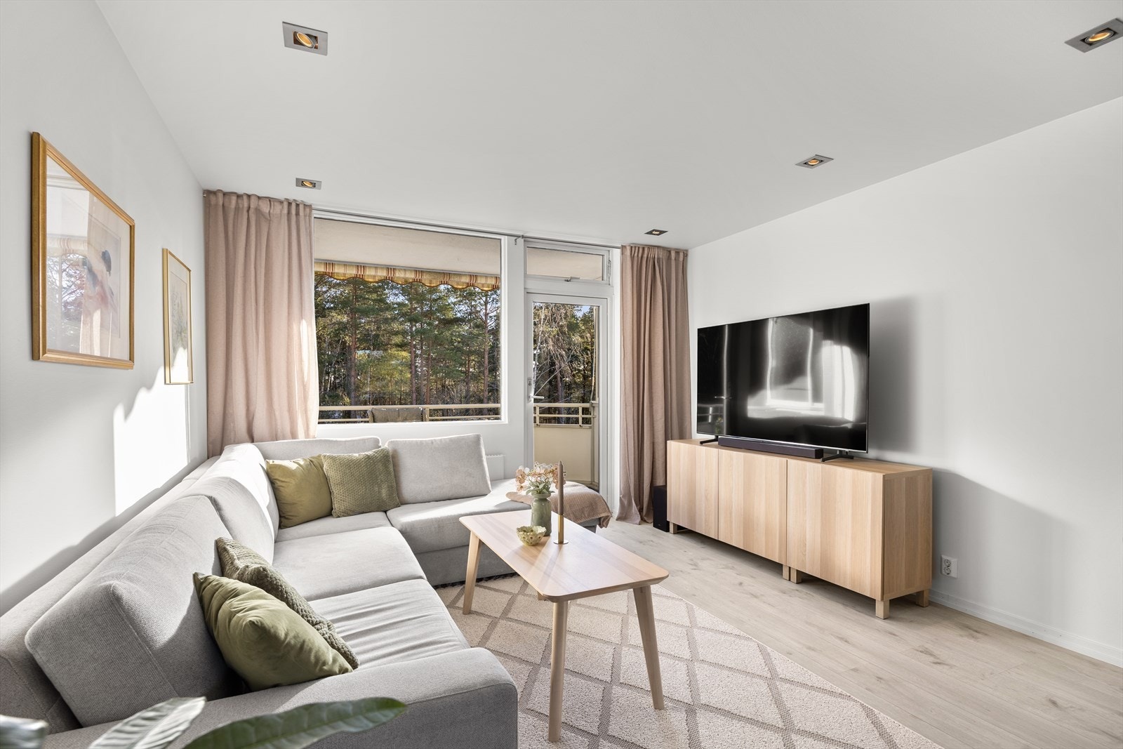 De store vindusflatene slipper inn rikelig med naturlig lys, som gir en god atmosfære i leiligheten. Galleribilde