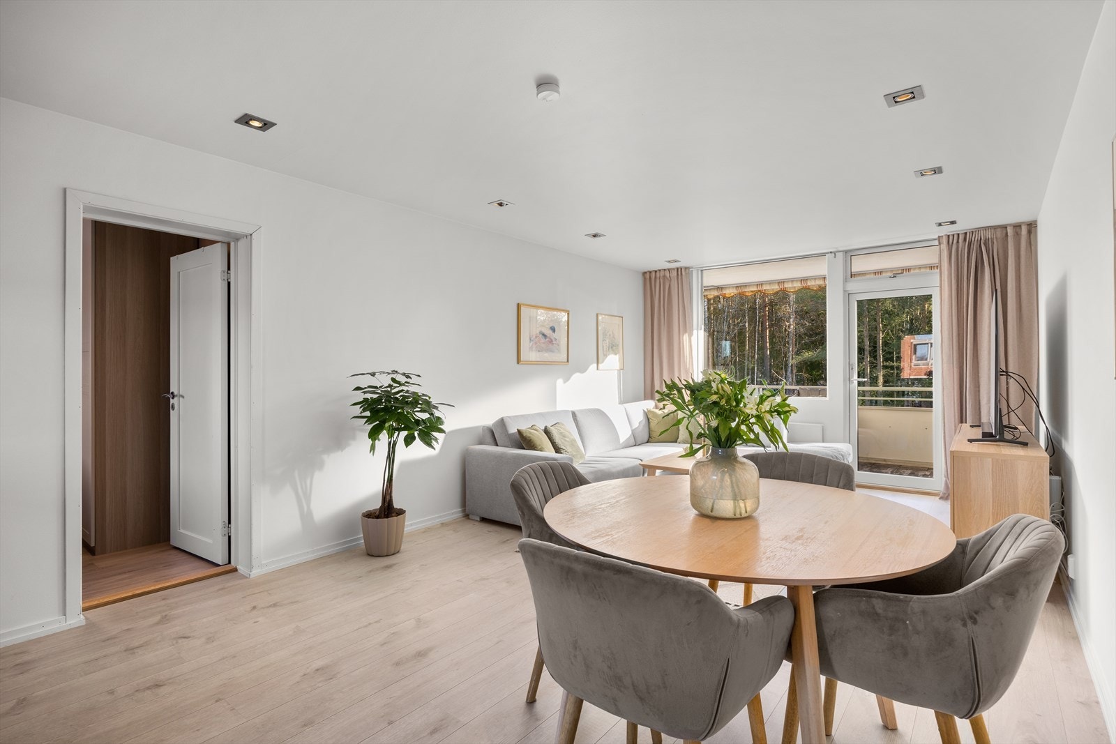 Innbydende og lekker stue i lyse fargetoner, som gjør det enkelt å innrede slik du ønsker. Galleribilde