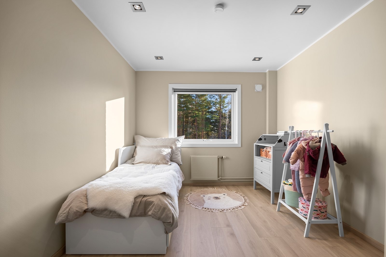 Soverom II er også god størrelse og med vindu ut mot skogholtet. Galleribilde