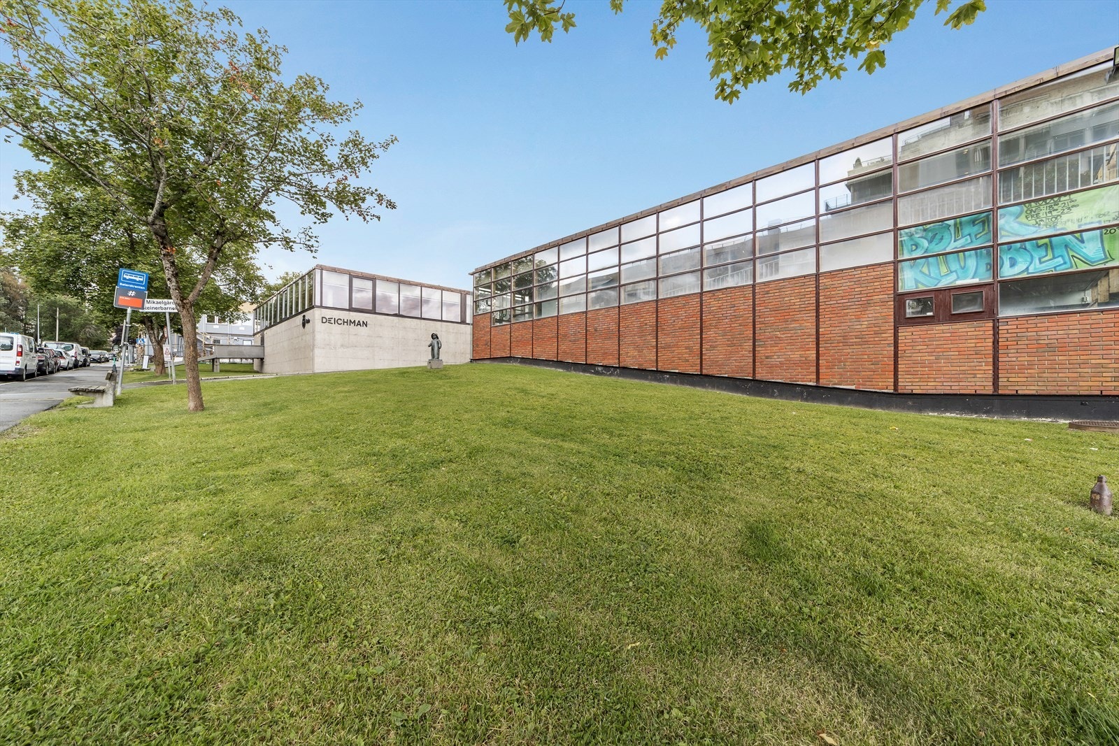 Kulturtilbud som Deichman bibliotek er også en del av det umiddelbare nabolaget. Galleribilde