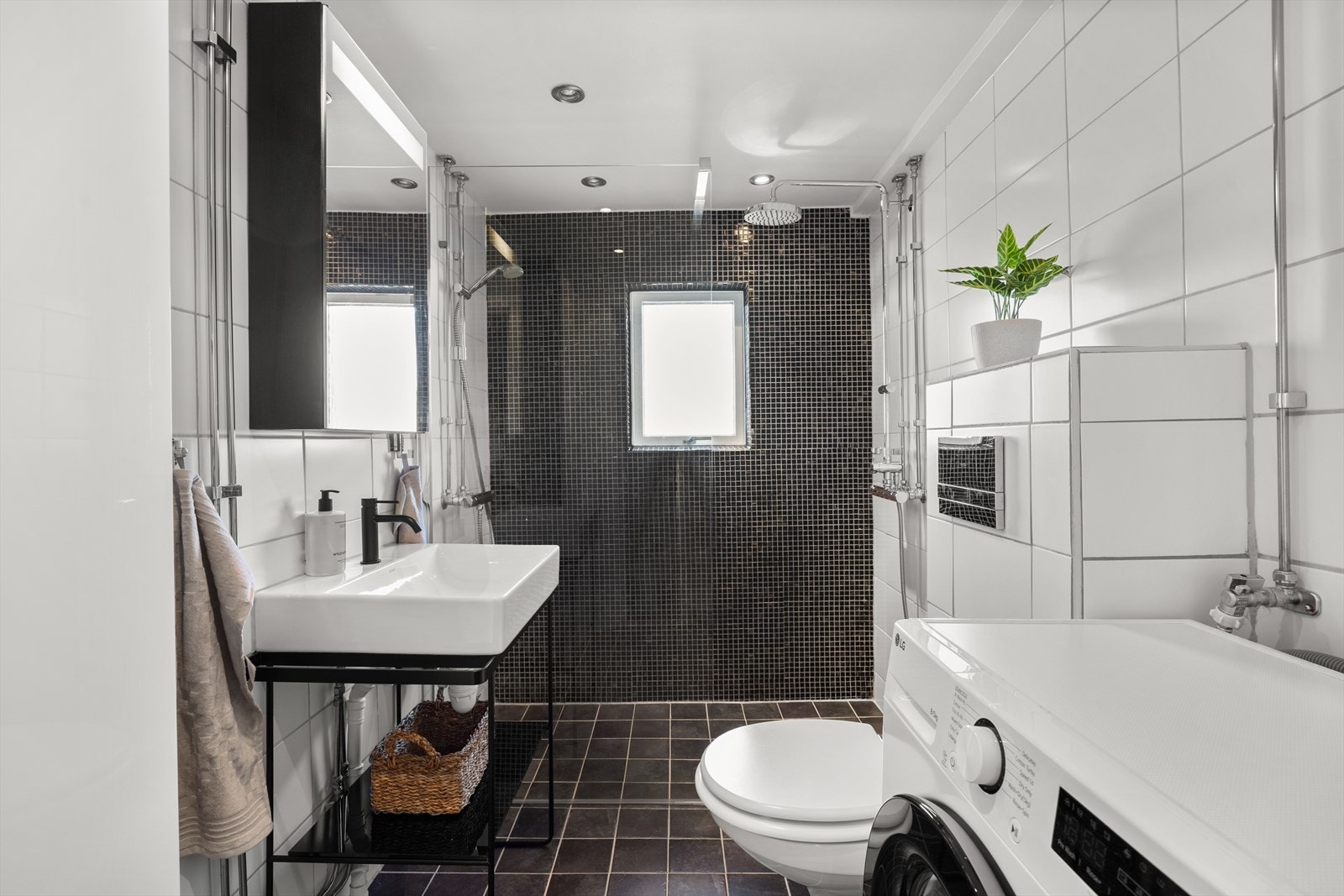 Pent bad fra 2013 og har flislagte overflater på vegger og gulv, med elektriske varmekabler i gulvet. Galleribilde