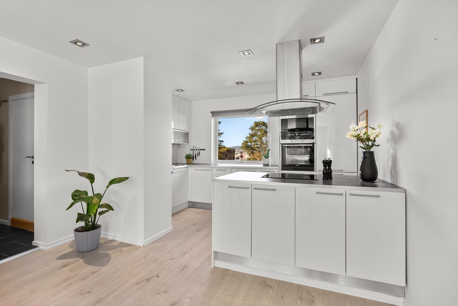 Kjøkkenet har en lys og tidløs innredning med meget god skap- og benkeplass. Galleribilde