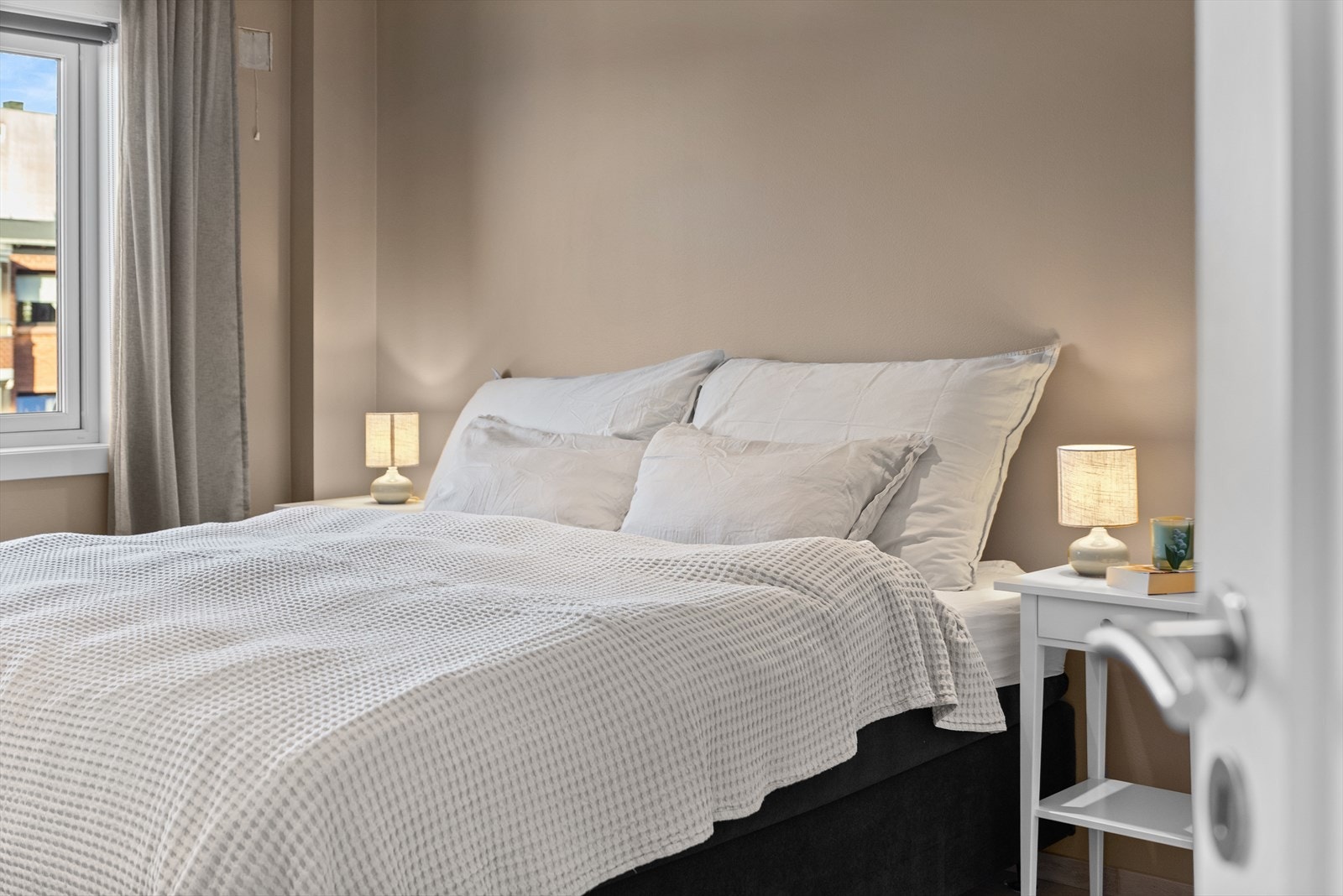 De to soverommene ligger i hvert sitt hjørne av leiligheten. Galleribilde