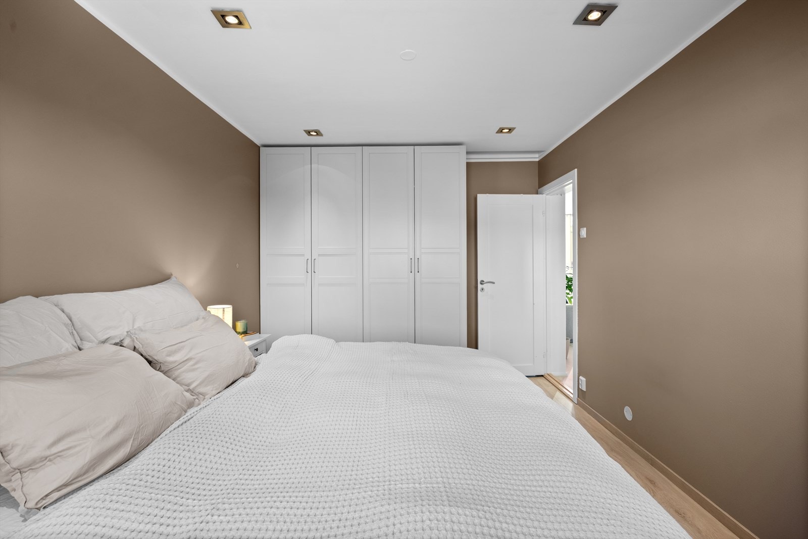 Hovedsoverommet er malt i behagelige fargetoner. Galleribilde