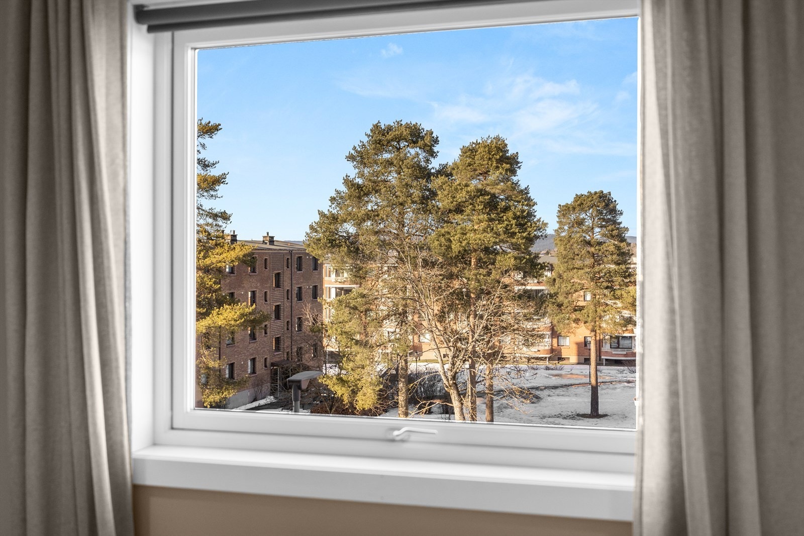 Soveromsvinduet vender mot nord. Galleribilde