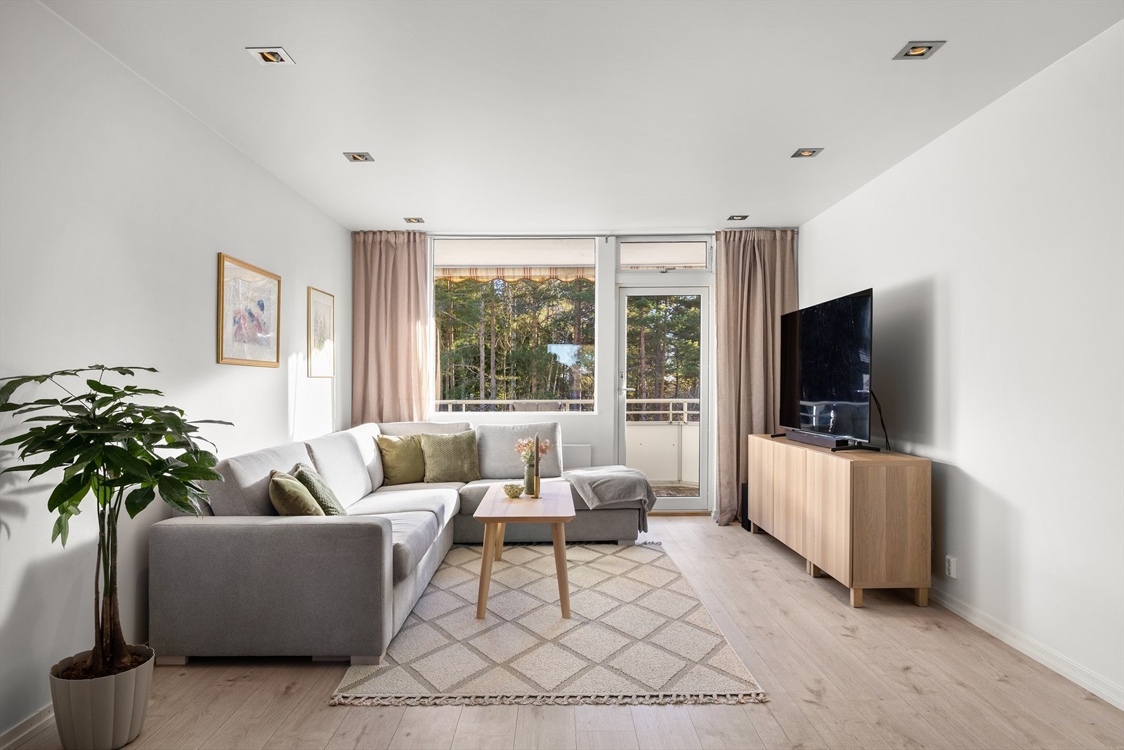 Dette er en lys og gjennomgående 3-roms med idyllisk utsyn fra balkongen. Galleribilde