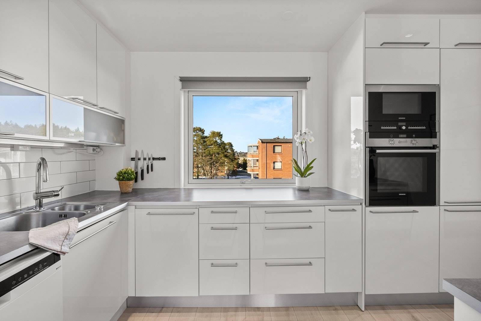 Kjøkkenet fra 2012 har en innredning med slette fronter og laminatbenkeplate med kjøkkenkran og en nedfelt kum i rustfritt stål. Galleribilde