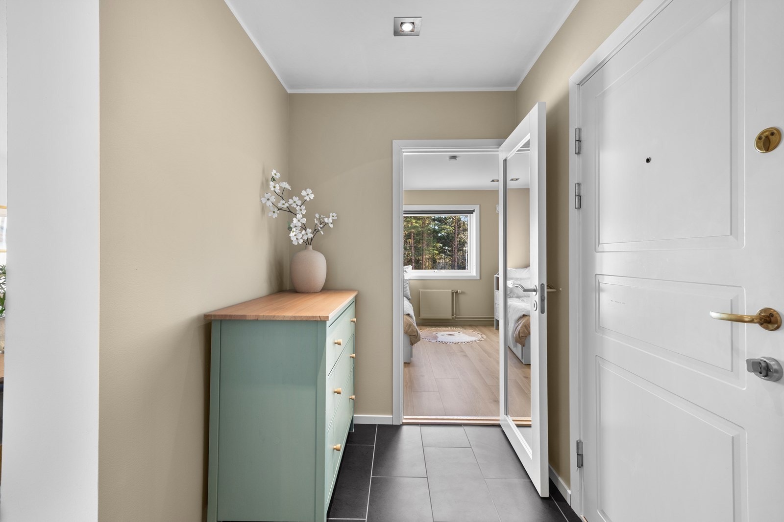 Videre inn til leilighetens andre soverom. Galleribilde