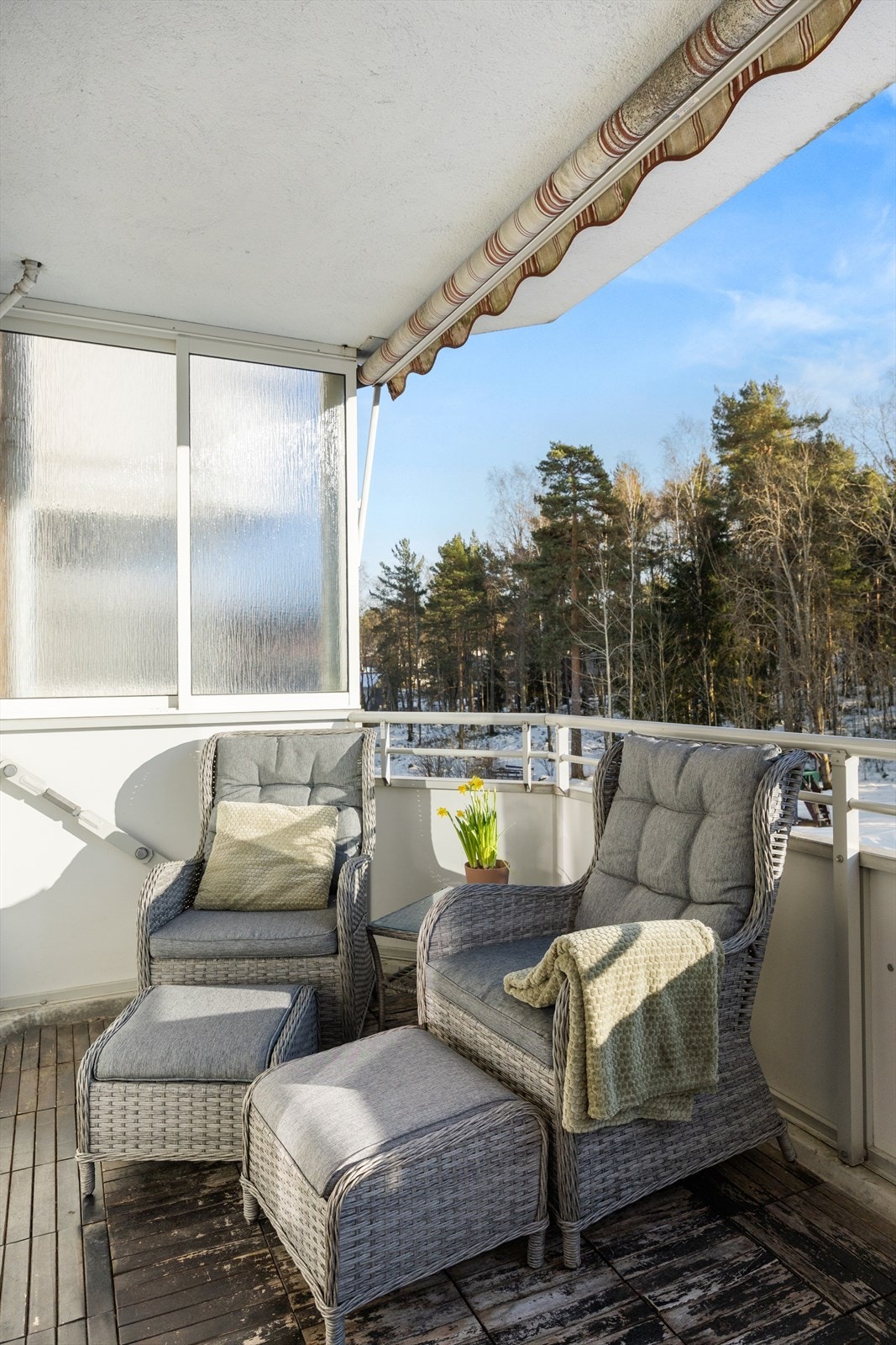 Her kan du sette utemøblene og nyte sola. Galleribilde