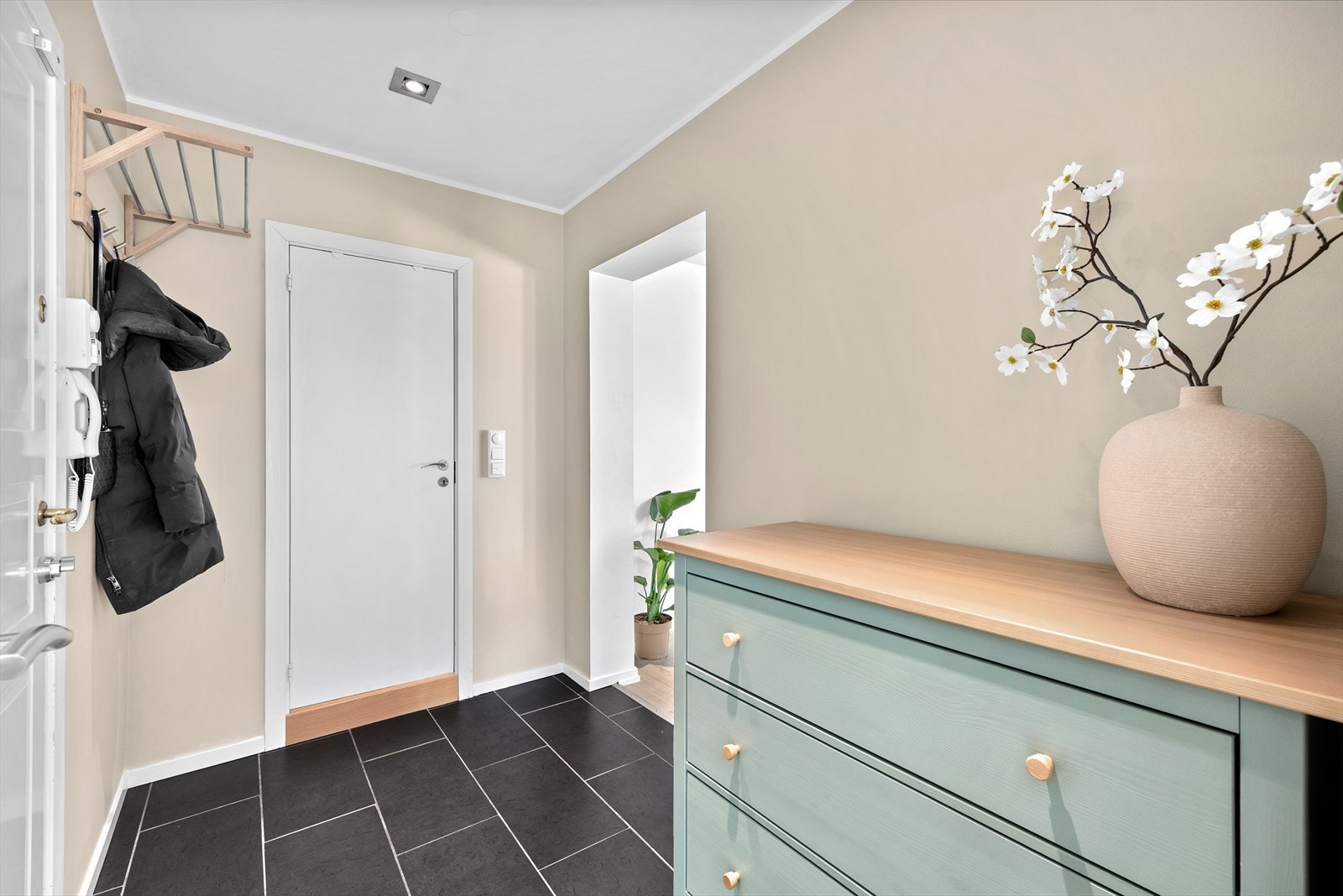 Her blir du møtt av en romslig entré der det er plass til å henge fra seg ytterklær og sko. Galleribilde