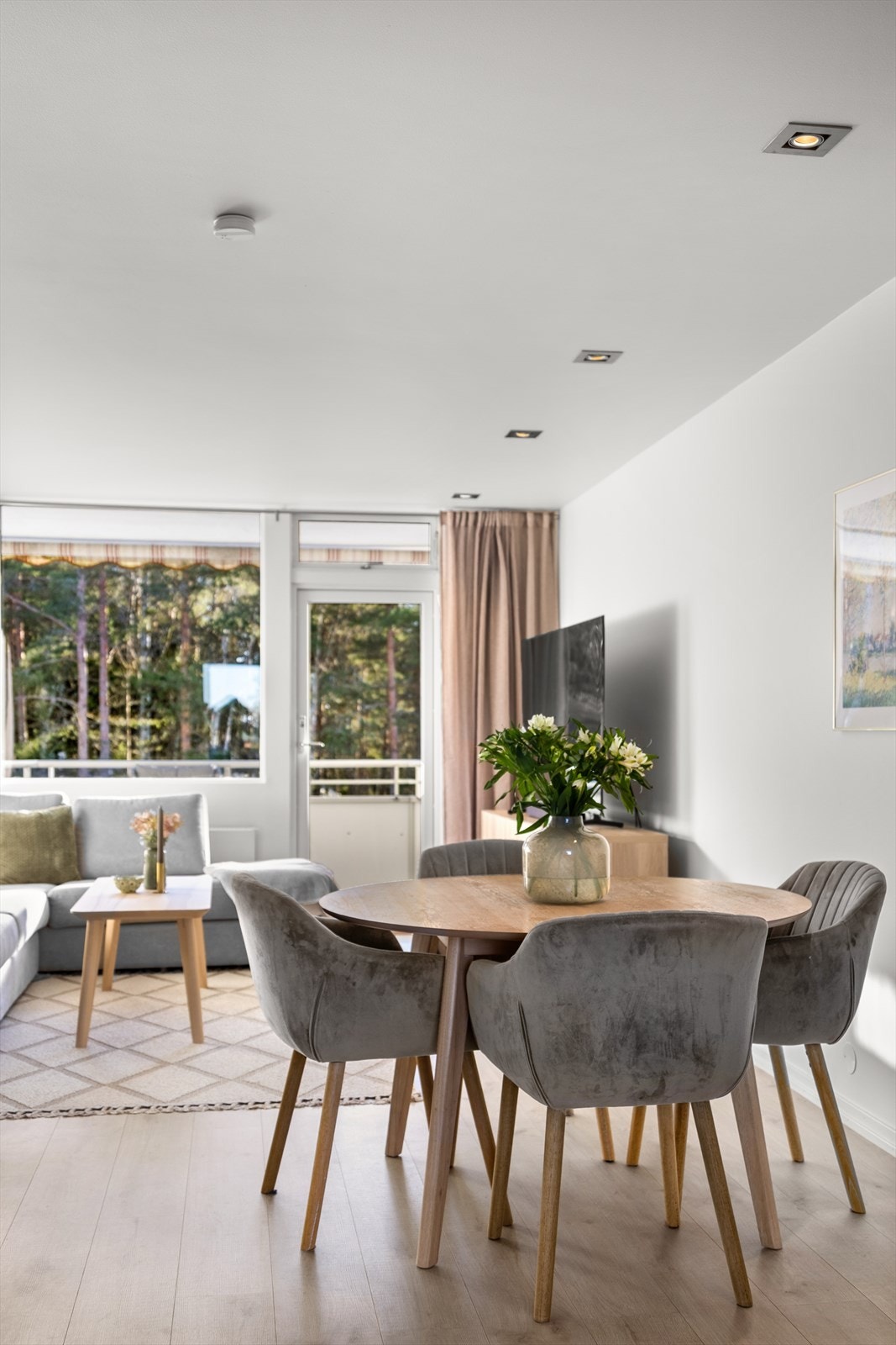 Det god plass til en hyggelig spisegruppe ved stuen. Galleribilde