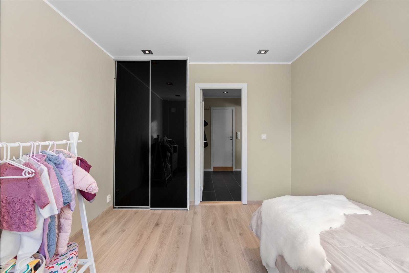 Passer perfekt som barnerom, gjesterom eller kontor. Parketten på begge soverommene er ny. Galleribilde