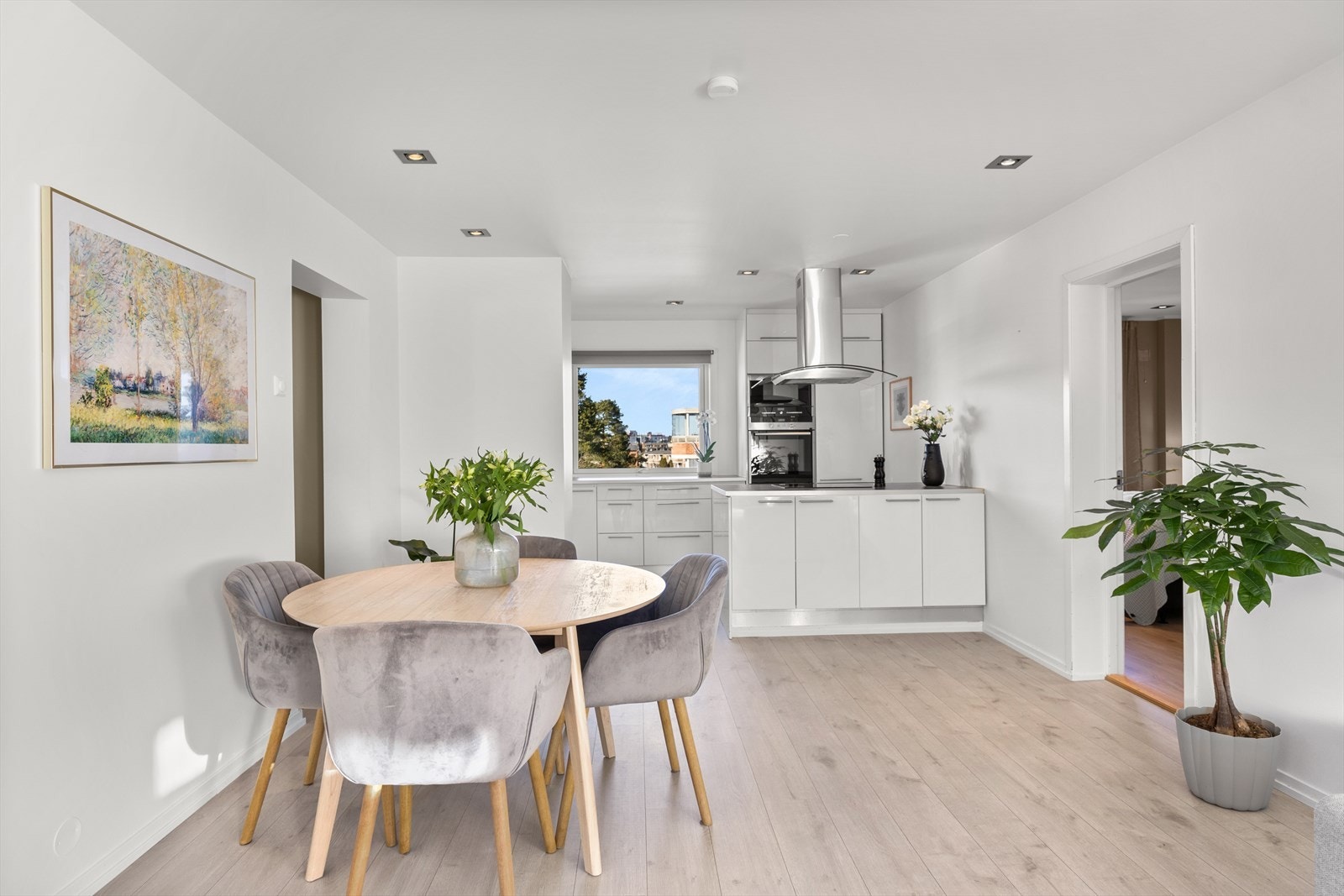 Kjøkkenet er åpent mot stuen, noe som skaper en fantastisk atmosfære i leiligheten. Galleribilde