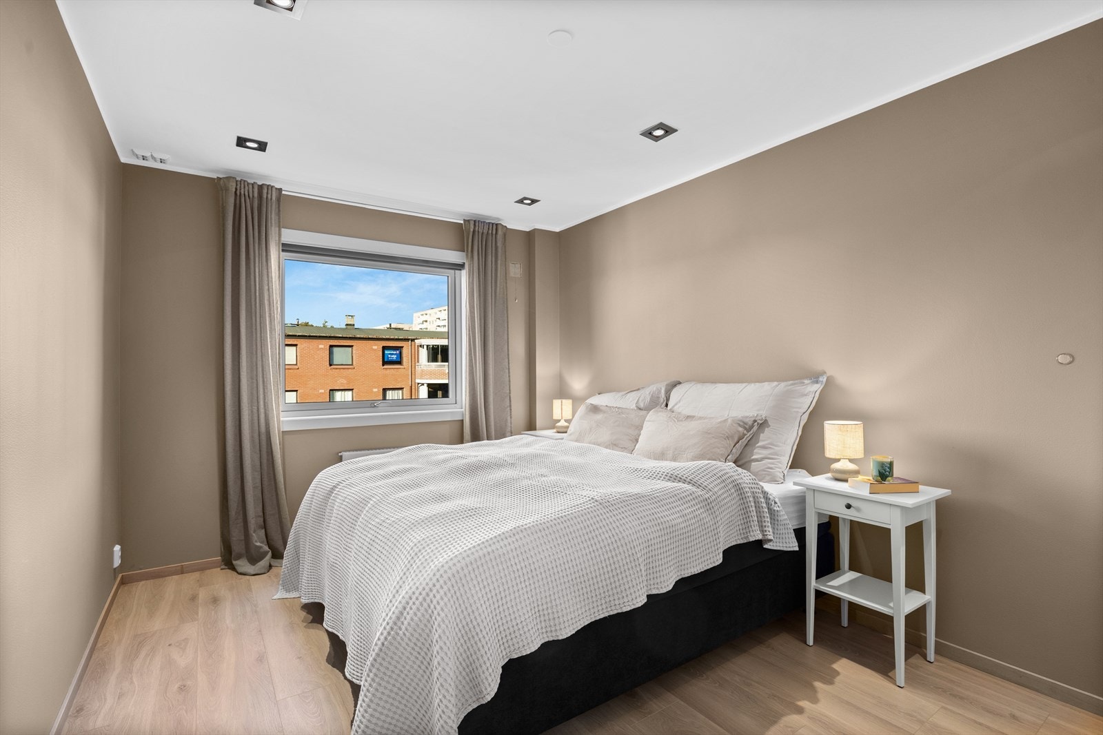 Boligen har to romslige soverom med god plass til dobbeltseng, tilhørende nattbord på hver side og eventuelt annet ønskelig møblement. Galleribilde