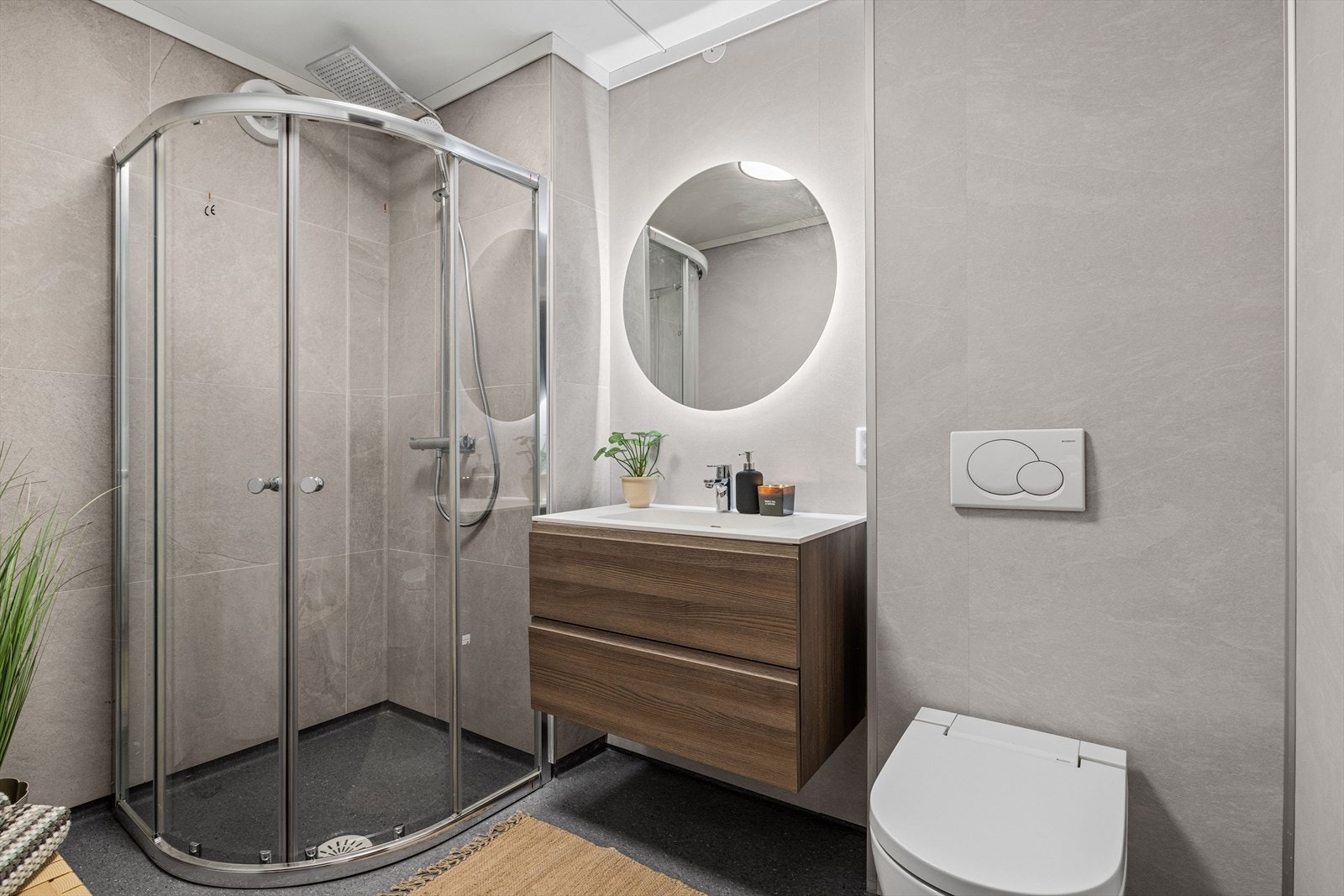 Rommet er innredet med servantskap, dusjtoalett med spylerfunksjon og dusjnisje med glassdører. Mekanisk ventilert. Galleribilde